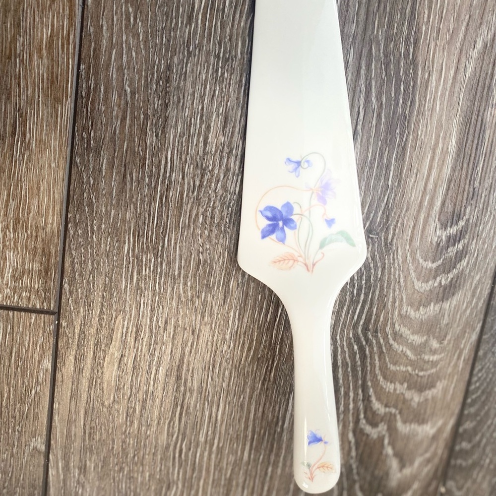 CAKE PLATE & SERVER PORCELAIN IVORY BLUE FLOWER & VINE 10.75 INCH, new in a box - Picture 8 of 10